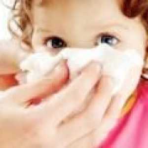 Výtok z nosu bez horečky u dítěte, než se léčit?